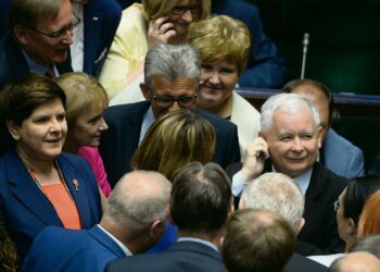 Jaroslaw Kaczynskin (oikealla) nousu pääministeriksi tietää Puolan ja Saksan suhteiden jatkumista kireinä. Puola on vaatimassa Saksalta 750 miljardin euron sotakorvauksia.