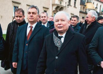 Jaroslaw Kaczynski (oikealla) käytännössä johtaa Puolaa hyvin itsevaltaisesti. Malli on tuttu Viktor Orbánin (vasemmalla) Unkarista.