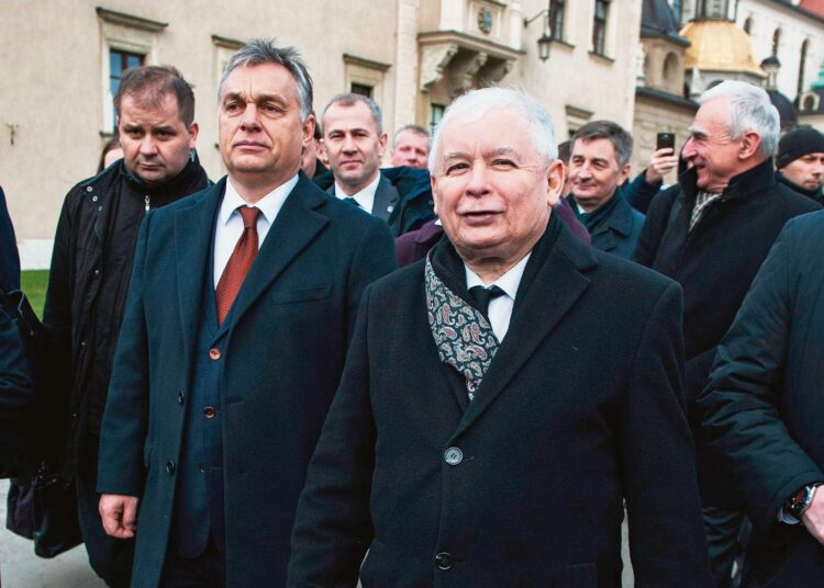 Jaroslaw Kaczynski (oikealla) käytännössä johtaa Puolaa hyvin itsevaltaisesti. Malli on tuttu Viktor Orbánin (vasemmalla) Unkarista.