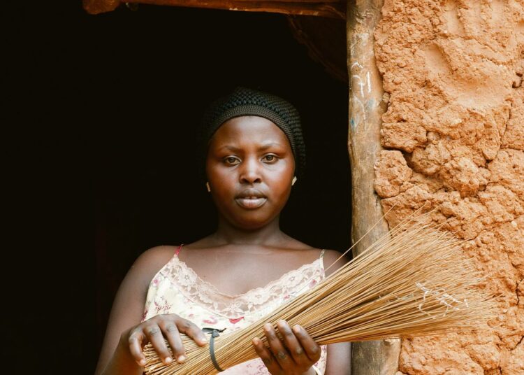 Kymmenestä Afrikan maasta, joissa on korkea naisedustus parlamentissa, vain Tansania ja Senegal eivät ole sodasta toipuvia maita. Ruandan parlamentissa on peräti 64 prosenttia naisia. Kuvassa ruandalaisnainen kotinsa ovella.