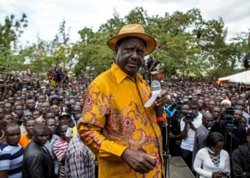 Kenian oppositiojohtaja Raila Odinga puhui poliisin surmaamien opposition kannattajien hautajaisissa lokakuussa Bondossa maan länsiosassa.