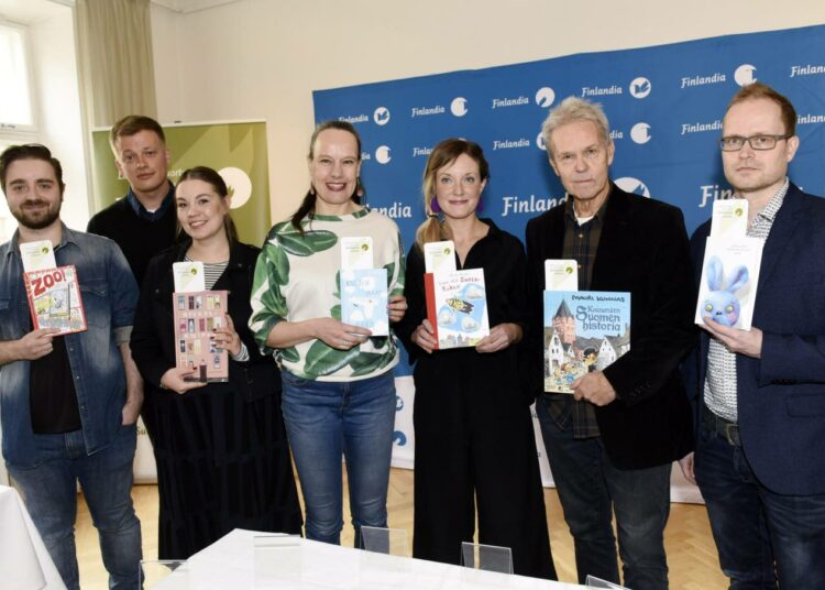 Ted Forsström (vas.) ja Kaj Korkea-aho, Sanna Mander, Riikka Ala-Harja, Ninka Reittu, Mauri Kunnas ja Jukka Behm ovat lasten- ja nuortenkirjallisuuden Finlandia-palkintoehdokkaat.