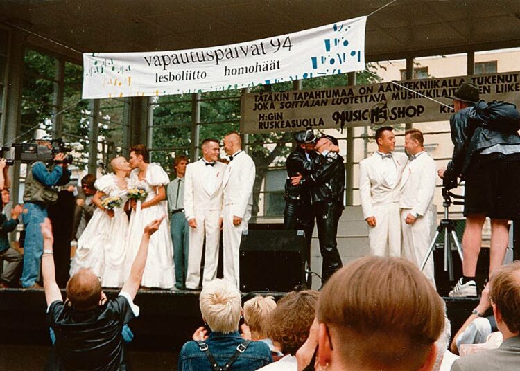 Seksuaalisen tasa-arvon toteutuminen Suomessa on edennyt hitaasti. Neljä hääparia juhli Vapautuspäivillä 13.8.1994.