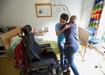 Sunna Kovasen raportti esittelee yllättäviä ja radikaalejakin malleja hoivapalveluiden yhteistuotantoon, solidaariseen rahoitukseen sekä käyttäjien osallistamiseen. Hoitaja auttamassa berliiniläismiestä.