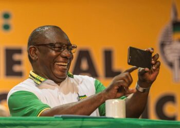 Cyril Ramaphosa otti kuvia tiedotusvälineiden edustajista tultuaan valituksi ANC:n puheenjohtajaksi maanantaina.