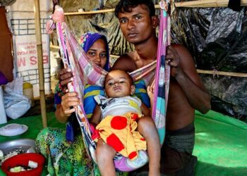 Nuori rohingya-perhe, Mohammad Faisal ja hänen vaimonsa Hajera, elää vauvansa kanssa Bangladeshin Teknafin luonnonpuistoon perustetulla pakolaisleirillä.