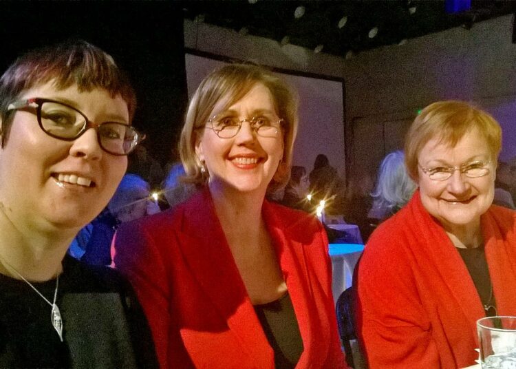 Presidentti Tarja Halonen kiritti presidenttiehdokkaat Tuula Haataisen (sd.) ja Merja Kyllösen (vas.) kolmen viikon kampanjataistoon loppiaisena Helsingissä.