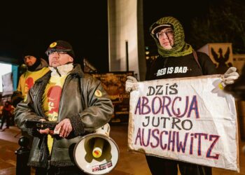 Abortin vastustajat osoittivat mieltä viime viikolla Varsovassa. ”Tänään abortti, huomenna Auschwitz”, lukee kyltissä.