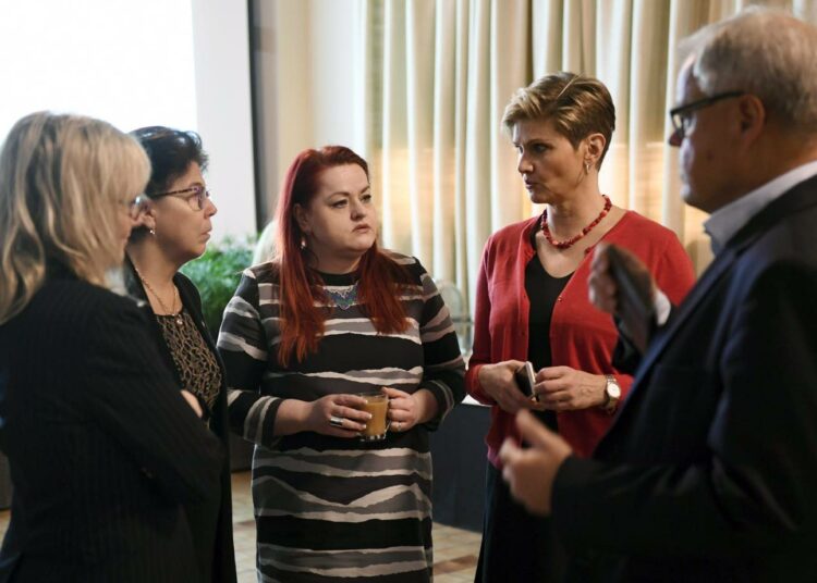 Julkisten ja hyvinvointialojen liitto JHL:n puheenjohtaja Päivi Niemi-Laine, Suomen lähi- ja perushoitajaliitto SuPerin puheenjohtaja Silja Paavola, Julkis- ja yksityisalojen toimihenkilöliitto Jytyn puheenjohtaja Maija Pihlajamäki ja Julkisalan koulutettujen neuvottelujärjestö JUKOn puheenjohtaja Olli Luukkainen tilaisuudessa tammikuussa, jossa kunta-alan pääsopijajärjestöjen puheenjohtajat kertoivat meneillään olevista kunta-alan sopimusneuvotteluista.