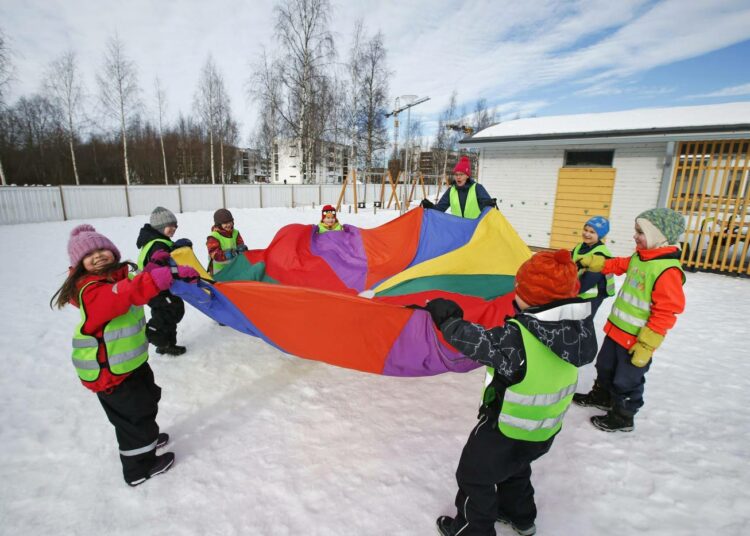 Esiopetus edesauttaa oppimista myöhemmin. Touhula Linnanmaan päiväkodin eskariryhmä ulkoleikeissä Oulussa.