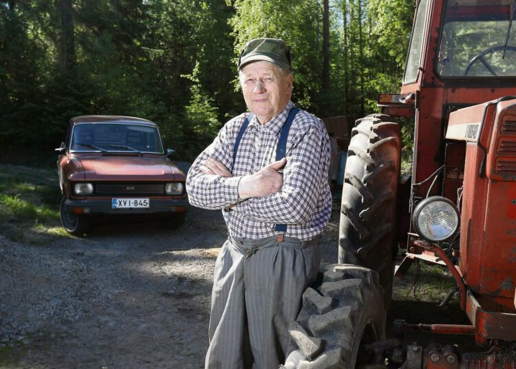Ossi Lammin tilalla käytetyt traktorit kuten autotkin ovat venäläisiä.