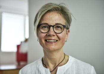 Uuden valtakunnansovittelijan Vuokko Piekkalan (kuvassa)  linjapuheet Ylessä saivat Rakennusliiton puheenjohtajan Matti Harjuniemen käymään kuumana.