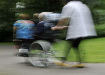 Kirjoittajan mukaan vanhustenhoidon henkilökuntapulaan on vastattava parantamalla niin työoloja kuin palkkaustakin.
