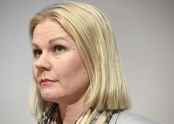 KRP:n tutkinnanjohtaja, rikoskomisario Sanna Springare keskiviikkona tiedotustilaisuudessa, jossa kerrottiin lapsiin kohdistuneista seksuaalirikoksista.