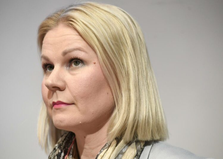 KRP:n tutkinnanjohtaja, rikoskomisario Sanna Springare keskiviikkona tiedotustilaisuudessa, jossa kerrottiin lapsiin kohdistuneista seksuaalirikoksista.