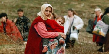 Kosovolaispakolaisia etsimässä suojaa keväällä 1999.