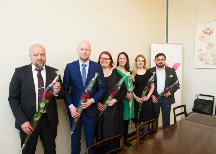 Vasemmistoliiton eduskuntaryhmän ensikertalaiset: Juho Kautto (vas.), Jussi Saramo, Pia Lohikoski, Veronika Honkasalo, Mai Kivelä ja Johannes Yrttiaho.