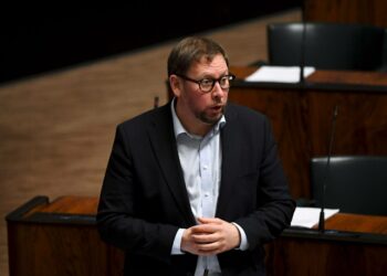 Paavo Arhinmäen mukaan pienituloiset ovat jääneet liian vähälle huomiolle koronakriisissä.