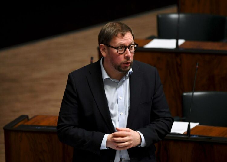 Paavo Arhinmäen mukaan pienituloiset ovat jääneet liian vähälle huomiolle koronakriisissä.