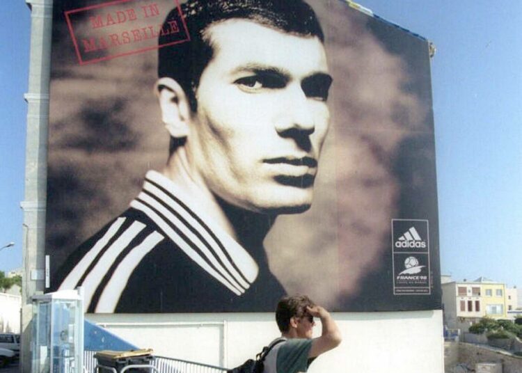 Zinedine Zidane hurmasi jalkapallon EM-kisoissa kesällä 2000.