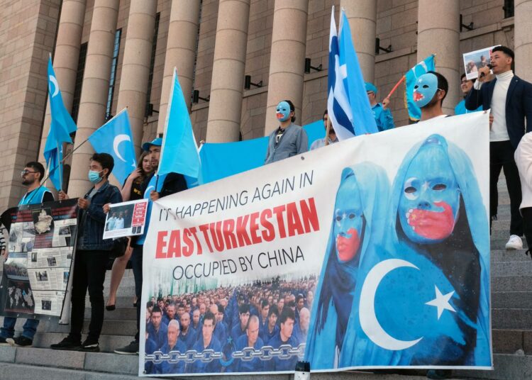 Osa Suomessa asuvista uiguureista kampanjoi Kiinan harjoittamasta uhkailusta huolimatta aktiivisesti ja pyrkii nostamaan Kiinan ihmisoikeusloukkauksia alueella.