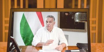 Unkarin pääministeri Viktor Orbán kertomassa koronatoimista marraskuussa.