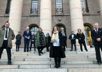 Lähes koko vasemmistoliiton eduskuntaryhmä kokoontui yhteiskuvaan ennen historiallista täysistuntoa.