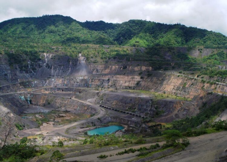 Pangunan kuparikaivos toimi Bougainvillen keskiosan vuoristossa vuodesta 1972 vuoteen 1989, jolloin voimajohtojen sabotaasi johti kaivosyrityksen pakoon saarelta. Kaivos ja siitä vuotavat raskasmetallit jäivät oman onnensa nojaan.