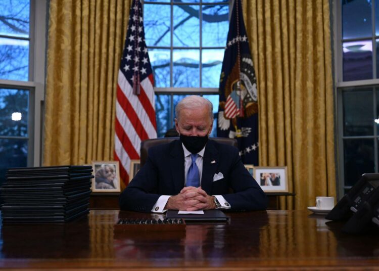 Keskiviikkona pian virkavalansa vannomisen jälkeen presidentti Biden antoi jo ensitöikseen toistakymmentä virallista määräystä, muun muassa hän lähetti kongressiin aloitteen mittavasta maahanmuuttouudistuksesta, joka uudistaisi ja helpottaisi reittiä kansalaisuuteen monin tavoin.