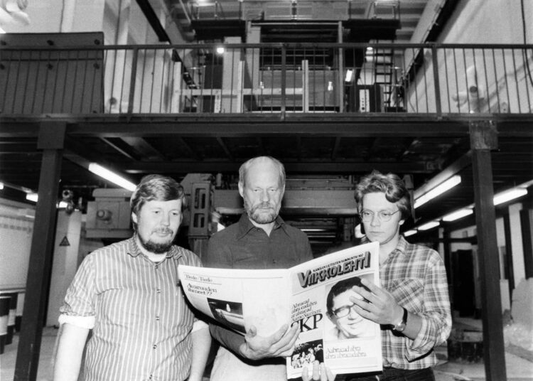 Uutispäällikkö Jukka Parkkari (vas.), päätoimittaja Esa Ålander ja toimitussihteeri Matti Haapalainen pohtimassa tulevan lehden ulkoasua syyskuussa 1982.