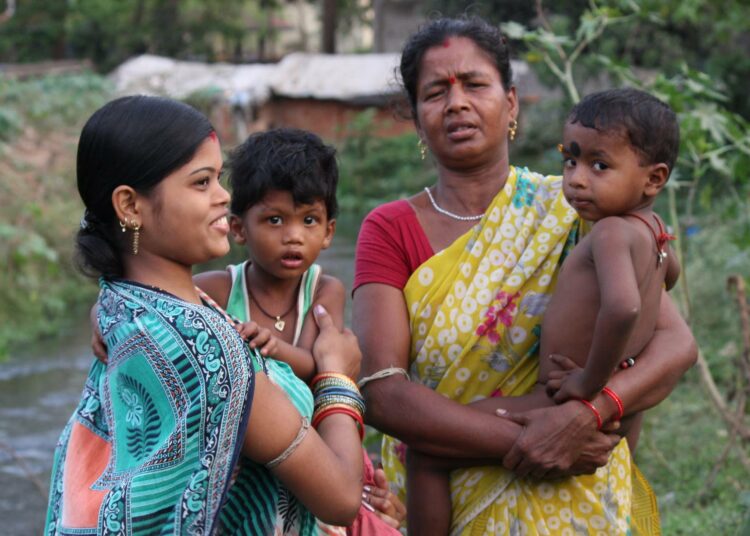 Maapallon väestö kasvaa nopeimmin seuduilla, joilla ruokaturva on heikoimmassa jamassa. Intialaisen Bhubaneswarin kaupungin slummeissa perheet ovat suuria. Vasemmalla äitinsä sylissä oleva poika on aliravitsemuksen takia pienikokoiseksi jäänyt kuusivuotias.