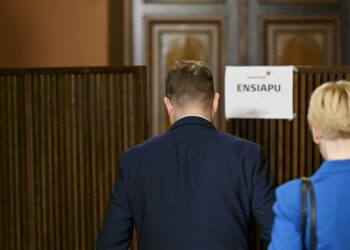 Hallituksen muodostaja, kokoomuksen puheenjohtaja Petteri Orpo poistuu päivän neuvotteluja koskevasta tiedotustilaisuudesta Säätytalolla keskiviikkona.