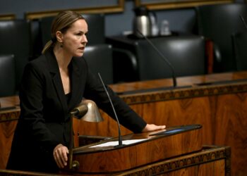 Hanna Sarkkinen eduskunnan täysistunnossa keskiviikkona 1. lokakuuta.