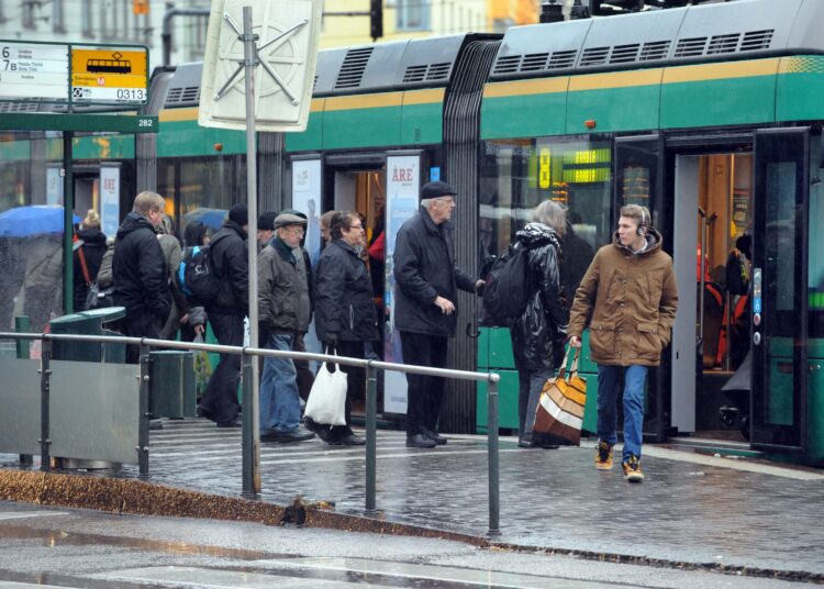 Pääkaupunkiseudun joukkoliikenteessä matkustaminen kallistuu joka vuosi vuosikymmenen loppuun asti.