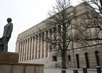 Kaikki muut eduskuntapuolueet paitsi vasemmistoliitto ovat sitoutuneet velkajarruun.