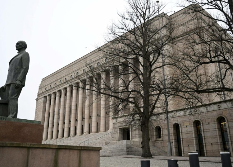 Kaikki muut eduskuntapuolueet paitsi vasemmistoliitto ovat sitoutuneet velkajarruun.