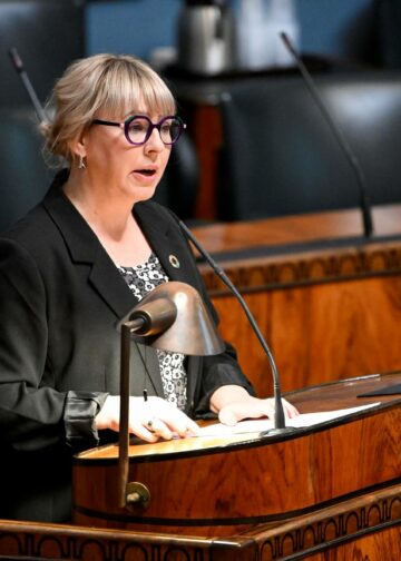 Vasemmistoliiton eduskuntaryhmän puheenjohtaja Aino-Kaisa Pekonen.