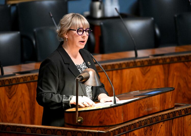 Vasemmistoliiton eduskuntaryhmän puheenjohtaja Aino-Kaisa Pekonen.