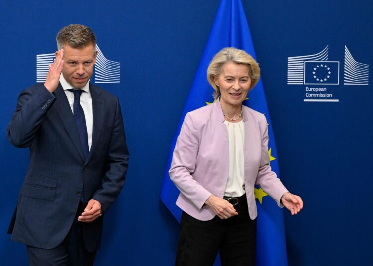 Peter Magyar ja Euroopan komission puheenjohtaja Ursula von der Leyen.