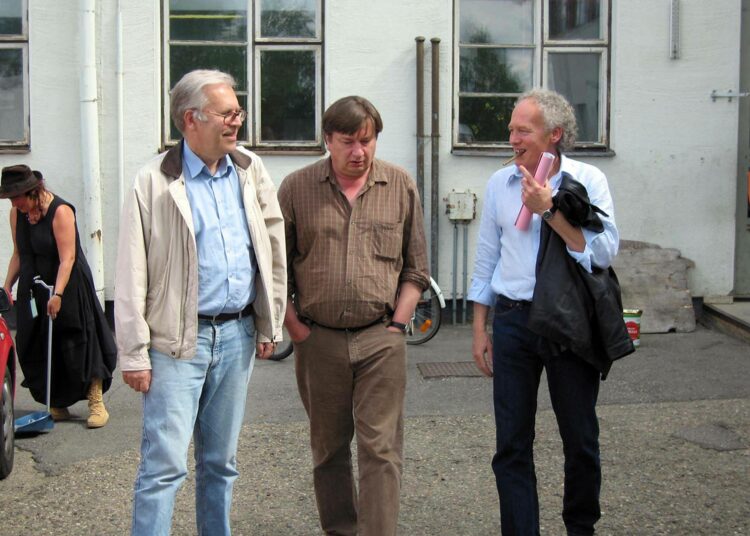 Aki Kaurismäki kuvattiin vuonna 2005 myös Sodankylän elokuvajuhlilla festivaalijohtaja Peter von Baghin (vas.) ja ohjaajakollega Jean-Pierre Dardennen seurassa.