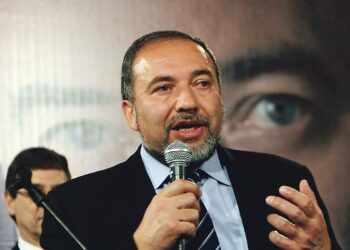 Avigdor Lieberman tunnetaan avoimen rasistisista arabeihin kohdistuvista kommenteistaan.