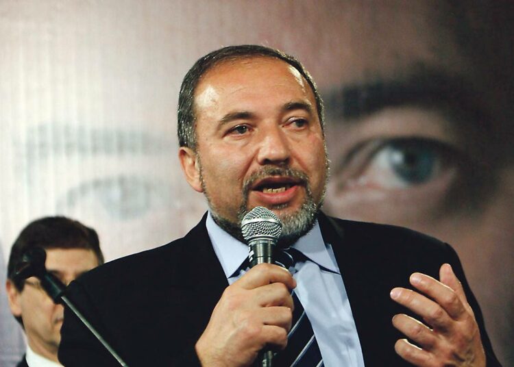 Avigdor Lieberman tunnetaan avoimen rasistisista arabeihin kohdistuvista kommenteistaan.