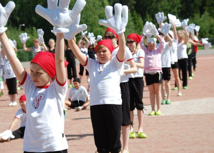Hirvensalon Heiton tytöt harjoittelivat liittojuhlan Gimme Five -kenttäohjelmaa.