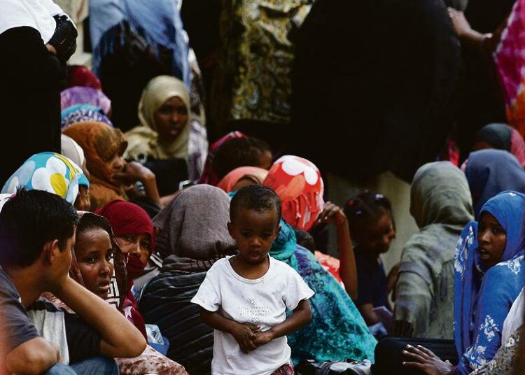 Somalipoika odotteli kadulla poliisien ratsattua asunnon Ateenassa.