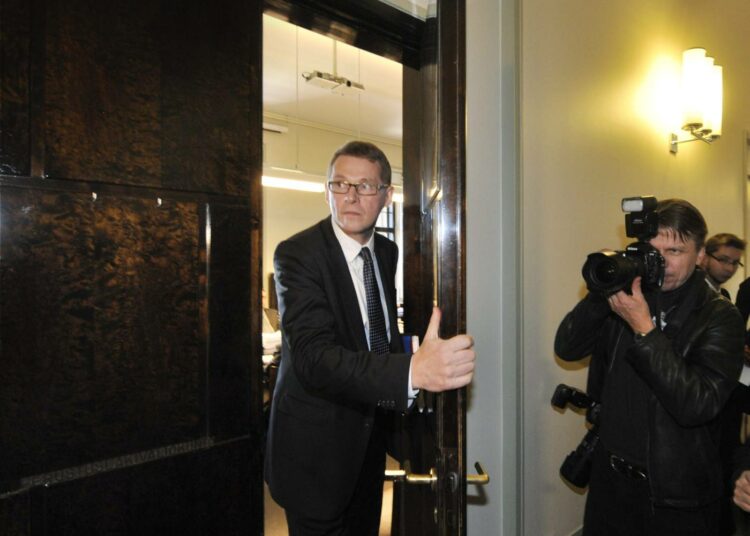 Matti Vanhanen poistui eduskunnasta oltuaan perustuslakivaliokunnan kuultavana.