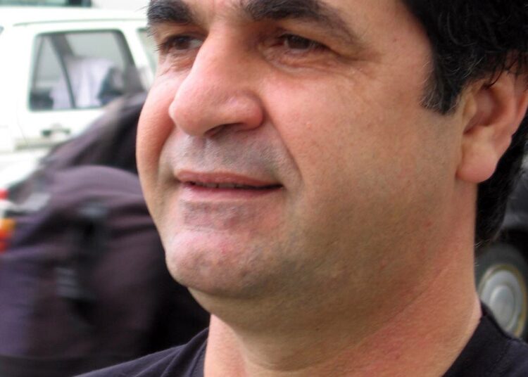 Jafar Panahi sanoo olevansa pikemminkin yhteiskunnallinen kuin poliittinen elokuvaohjaaja.