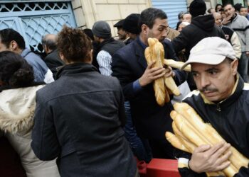 Tunisialaisia ostamassa leipää tammikuussa.