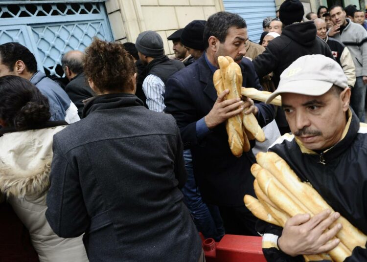 Tunisialaisia ostamassa leipää tammikuussa.