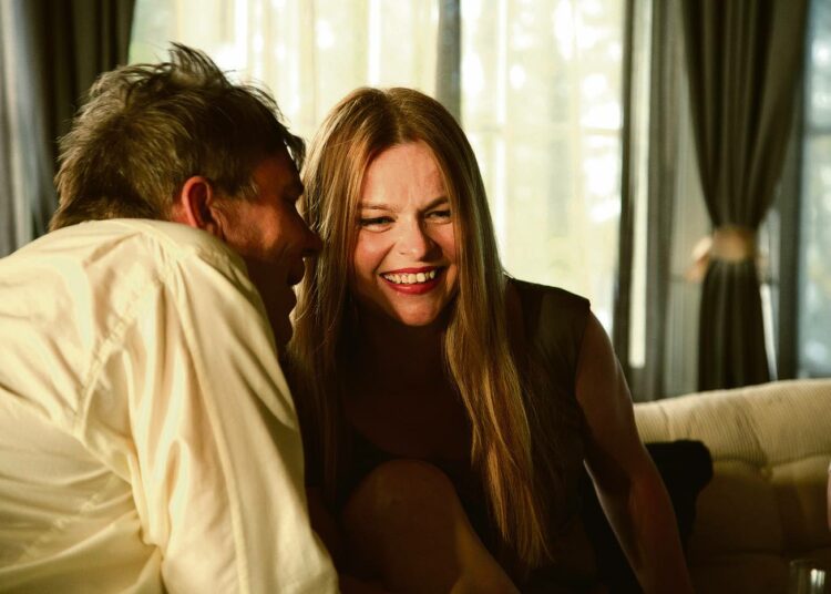 Vieraalla (Pekka Valkeejärvi) on asiaa illan emännälle (Elina Knihtilä) pätevässä ihmissuhdedraamassa Hyvä poika.
