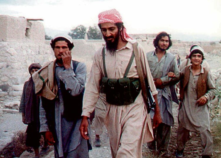 Osama bin Laden oli Yhdysvaltojen liittolainen Afganistanin sodassa Neuvostoliiton miehityksen aikana. Kuva on otettu Jalalabadissa Afganistanissa vuonna 1989, samana vuonna kun viimeiset neuvostojoukot vetäytyivät maasta.